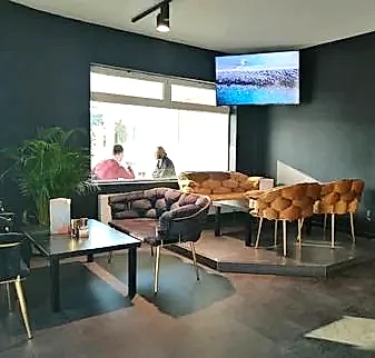 Zithoek met televisie en groene plantenwand
