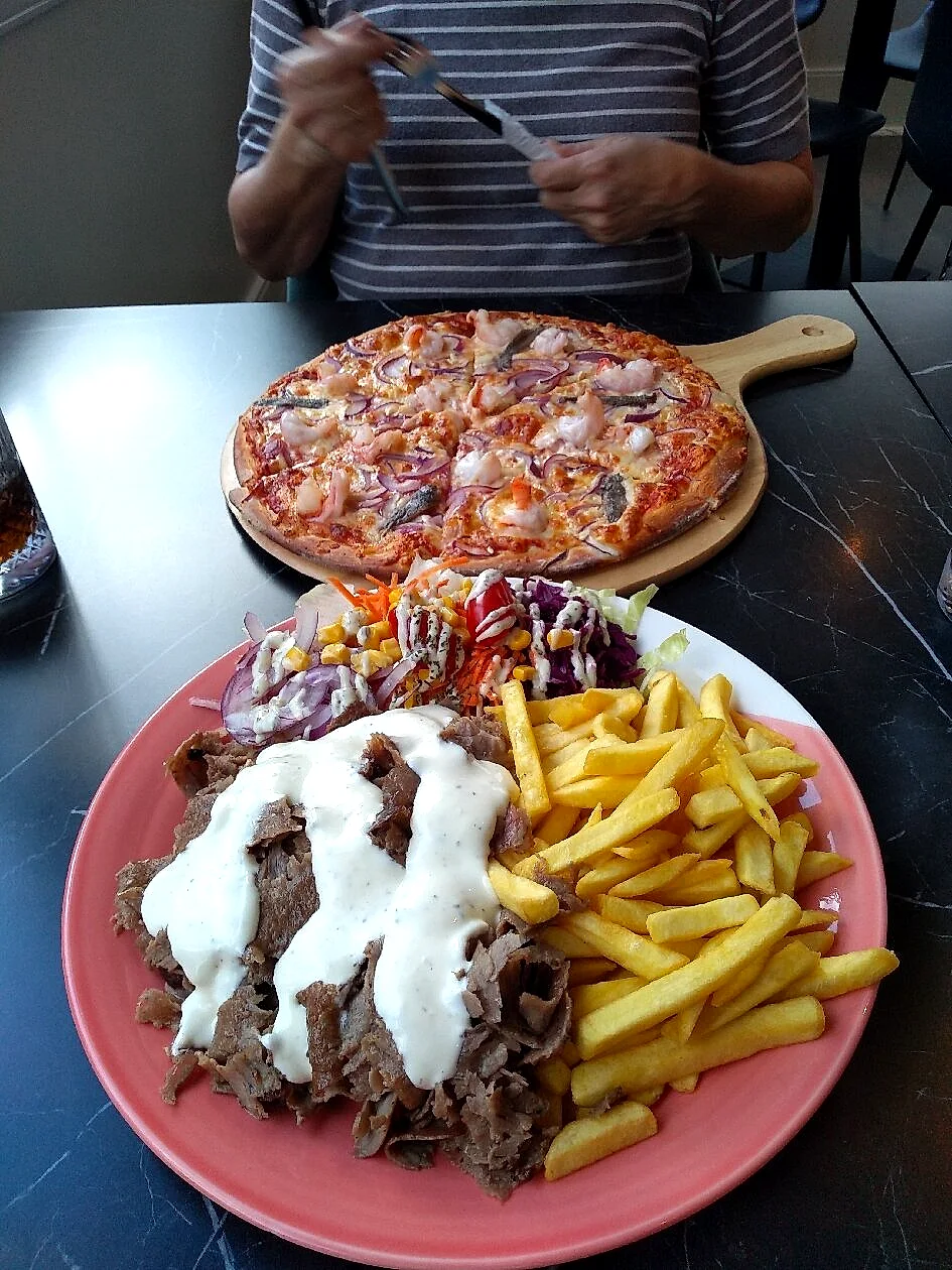 Neonbord op de plantenwand: Calories don't count on the weekend